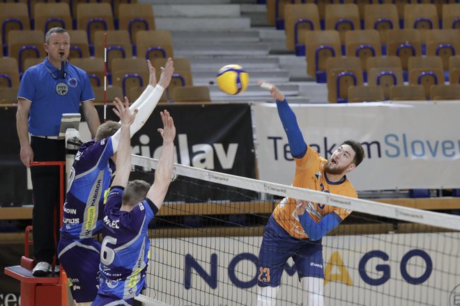 Korektor ACH Volleyja Božidar Vučićević, desno, je slabo odigral četrto finalno tekmo državnega prvenstva, po njej se je s trenerjem Matijo Pleškom zapletel še v prepir. FOTO: Voranc Vogel