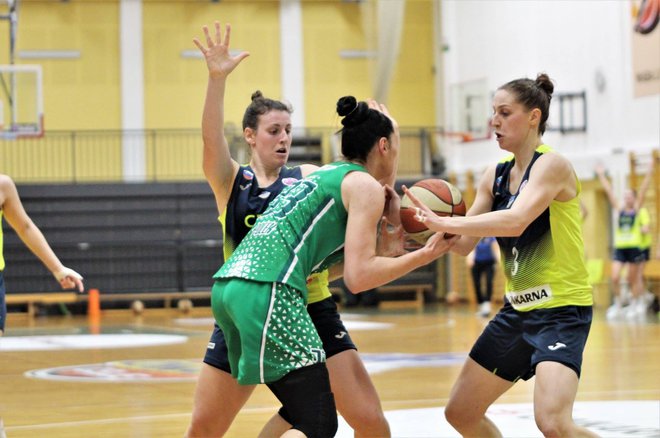 Košarkarice Cinkarne Celje, v rumenih dresih, se bodo v nedeljo potegovale za novo domačo lovoriko. FOTO: Gojko Kusić/ŽKK Cinkarna Celje