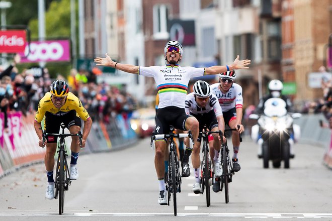 Nepozabno, Julian Alaphilippe je lani v Liegeu dvignil roke, zmagal pa je Primož Roglič. FOTO: Kristof Van Accom/AFP