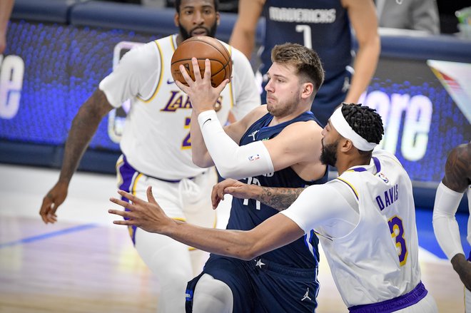 Luko Dončića sta vztrajno spremljala dva košarkarja LA Lakers. FOTO: Jerome Miron/USA Today Sports