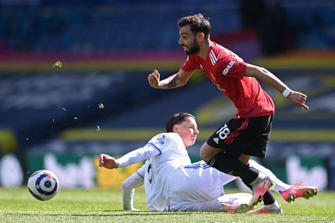 Prvi strelec Manchester Uniteda Bruno Fernandes (desno) na Elland Road v Leedsu ni bil v najboljši dnevni formi, tako kot niso bili napadalci. FOTO: Laurence Griffiths/AFP