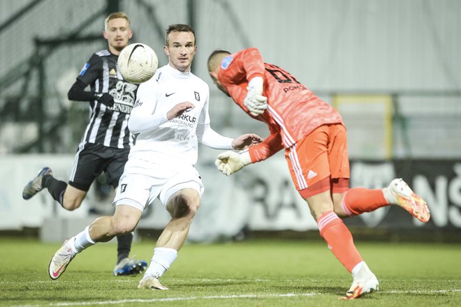 Olimpija je prvič letos nasedla v prvenstvu. Njen prvi zvezdnik Đorđe Ivanović je bil nemočen pred soboškimi vrati, v katerih Matko Obradović ni imel veliko dela. FOTO: Jure Banfi/Sobotainfo