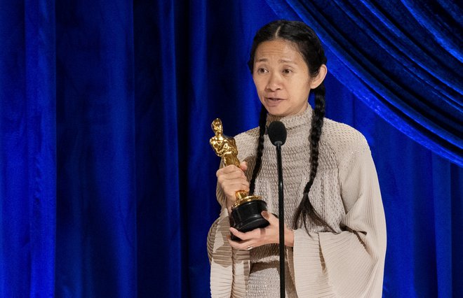 Chloe Zhao je po Kathryn Bigelow<strong> </strong>šele druga ženska v zgodovini oskarjev, ki je prejela nagrado za režijo. Hkrati je prva Azijka. FOTO:&nbsp;A.M.P.A.S/Reuters