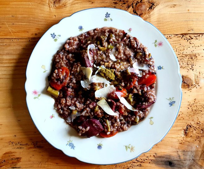 Poletov recept: Divji riž s piščancem in bazilikinim pestom, zelena solata. FOTO: Tanja Drinovec