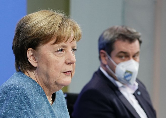 Nemška kanclerka Angela Merkel in bavarski premier Markus&nbsp;Söder po koronskem vrhu zvezne in deželnih vlad.<br />
<br />
FOTO: Michael Kappeler/AFP