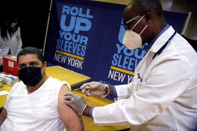 Cepljenje s Pfizerjevim cepivom v New Yorku. FOTO: Mike Segar/Reuters