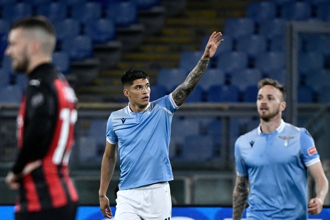 Argentinski napadalec Joaquin Correa je z dvignjeno roko proslavil gol v mreži Milana. FOTO: Filippo Monteforte/AFP