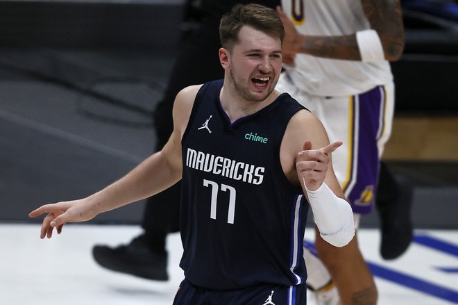 Luka Dončić v Sacramentu ni popeljal moštva do zmage, a je bil vseeno prvi igralec tekme in najboljši strelec. FOTO: Tom Pennington/AFP