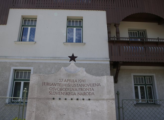 Za dan ustanovitve OF velja 27. april 1941, ko je bila na sestanku nekaterih politikov in kulturnikov v Vidmarjevi vili v Ljubljani ustanovljena Protiimperalistična fronta, ki so jo pozneje preimenovali v Osvobodilno fronto slovenskega naroda in pozvali k oboroženemu odporu. FOTO: Tomi Lombar/Delo