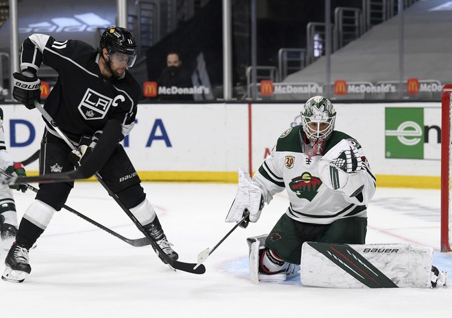 Anže Kopitar in LA Kings so premagali Anaheim, s katerim se bodo v naslednjih dnevih pomerili še trikrat. FOTO: Harry How/AFP