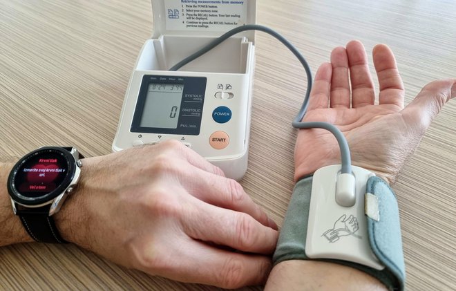 Krvni tlak izmerite dvakrat zapored z eno- do dvominutnim presledkom, še posebej če so izmerjene vrednosti zvišane. FOTO:&nbsp;Staš Ivanc
