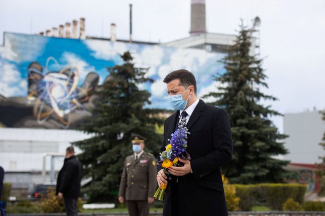 Volodimir Zelenski je ob 35. obletnici jedrske eksplozije v Černobilu tedanjo katastrofo primerjal s sedanjim dogajanjem v Donbasu.<br />
FOTO: Reuters