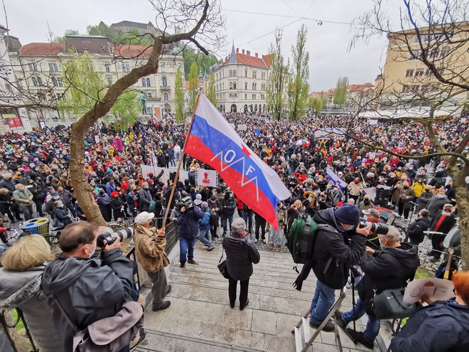 Protestniki opozarjajo, da Slovenije ne zaznamuje samo epidemija, ampak &raquo;predvsem delovanje oblasti v tej epidemiji&laquo;. FOTO: Jože Suhadolnik