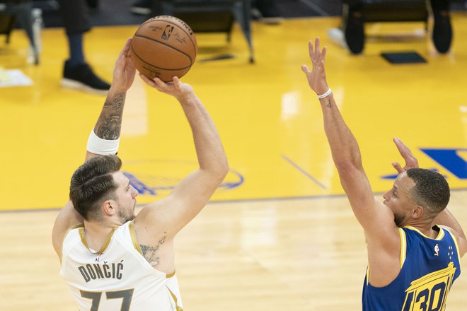 Dallas in Luka Dončić sta se v Oaklandu poigravala in zabavala. Slovenskemu zvezdniku Luki Dončiću ni bil kos niti drugi strelec lige NBA v tej sezoni Stephen Curry. FOTO: Kyle Terada/Usa Today Sports