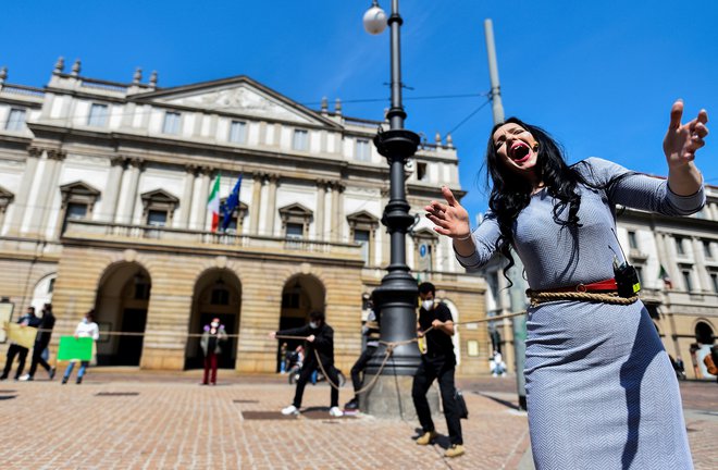 La Scala v Milanu je bila zaradi pandemije koronavirusa zaprta več mesecev. Ljubitelji kulture so lahko nastope večinoma spremljali prek interneta. FOTO: Flavio Lo Scalzo/Reuters