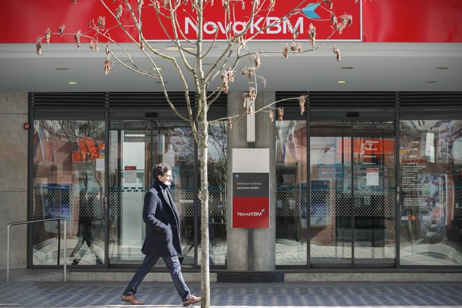 Uporaba digitalnih bančnih storitev razbremenjuje bančne poslovalnice rutinskih opravil. FOTO: Uroš Hočevar