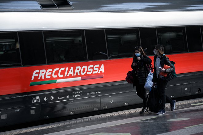 Lombardijo bo z Ljubljano povezal hitri vlak Rdeča puščica, ki lahko vozi do 300 kilometrov na uro &ndash; a ne v Sloveniji. FOTO: Piero Cruciatti/AFP