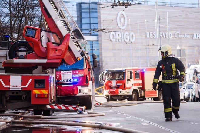 Gasilske ekipe ob požaru v hostlu, ki je zgorel, FOTO: Gints Ivuskans/AFP