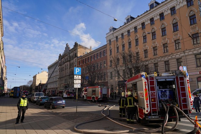 Oblasti so odredile zaprtje hostla, a je požar izbruhnil pred izvršitvijo te odločitve, poročajo tuje tiskovne agencije. FOTO: Janis Laizans/Reuters