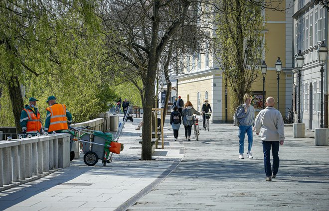 Ker bodo Hribarjevo nabrežje letos začeli prenavljati, bo sprehod po tem delu Ljubljane še lepši in prijetnejši. FOTO: Jože Suhadolnik/Delo