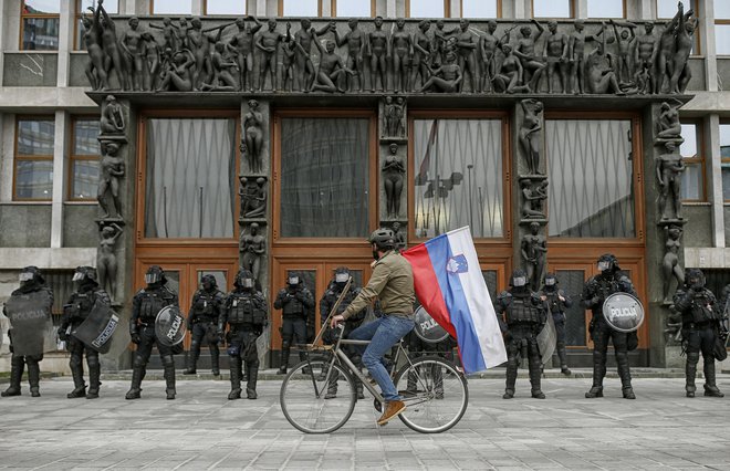 Največjega pritiska protestnikov bodo deležni poslanci, ki sedijo v državnem zboru in podpirajo vlado, predvsem poslanci SMC in Desusa.<br />
Foto Blaž Samec