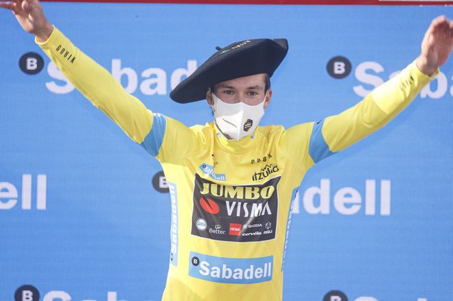 Primož Roglič si je za zmago na dirki po Baskiji že nadel baskovsko baretko, si bo manjšo za končno zmago na letošnjem Touru? FOTO: Gomez Sport/itzulia 2021