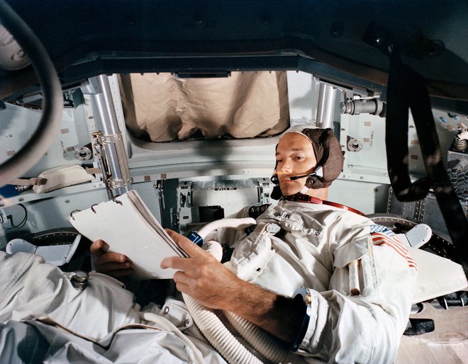 Michael Collins med urjenjem v vesoljskem centru v Cape Canaveralu na Floridi leta 1969, pred poletom z Apollom 11 FOTO: NASA/Reuters