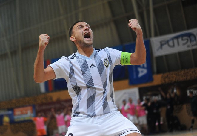 Rok Mordej in soigralci so drago prodali svojo kožo na turnirju v Zadru, toda slovita Barcelona je bila boljša z izidom 2:0. FOTO: Drago Perko