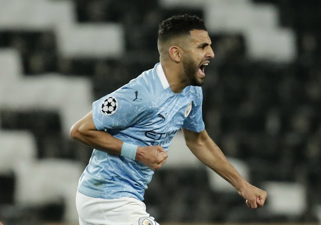 Riyad Mahrez je s prostega strela postavil končni izid 1:2. FOTO: Benoit Tessier/Reuters