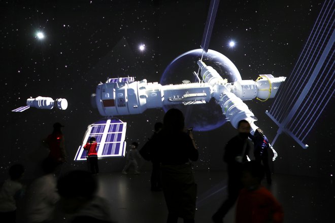 Ilustracija vesoljske postaje Tianhe v muzeju znanosti in tehnologije v Pekingu. FOTO: Tingshu Wang/Reuters