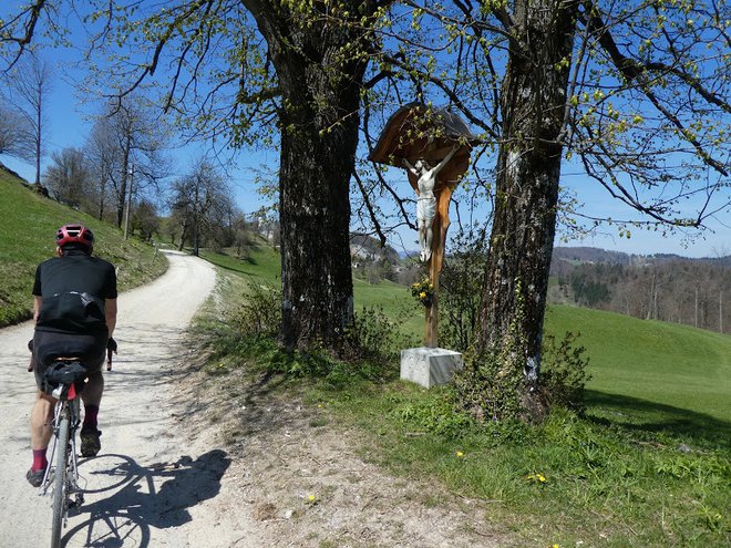 Makadamkanje nas je zasvojili in zato iščemo nove modele. Kar jih je še ostalo. FOTO: Miroslav Cvjetičanin