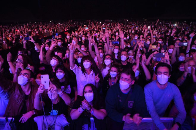 Predstavitev nekaterih rezultatov Barcelonskega testnega koncerta s 5000 udeleženci je zadnja med študijami, ki naj bi pokazale, kako v epidemičnih razmerah omogočiti množična zbiranja. FOTO: Lluis Gene/AFP