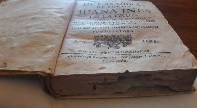 Druga zbirka pesmi sor Juane de la Cruz v muzeju v Oaxaci. FOTO: Katja Šulc