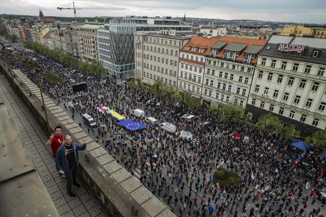 V središču Prage se je zbralo okoli 10.000 protestnikov. FOTO: Michal Cizek/AFP