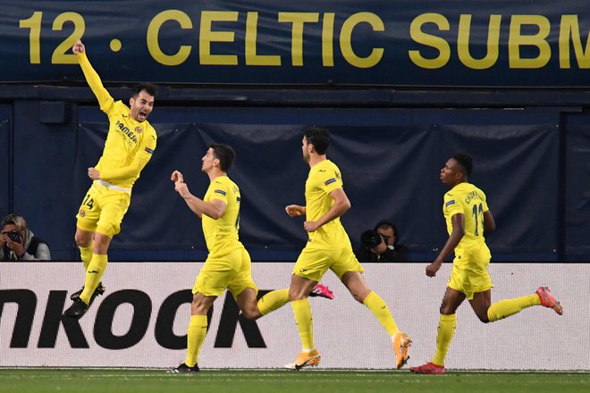 Manuel Trigueros (levo) proslavlja gol za vodstvo Villarreala z 1:0. FOTO: Jose Jordan/AFP