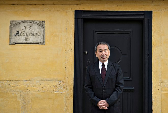 Haruki Murakami, dolgoletni pretendent za Nobelovo nagrado za literaturo, pred hišo H. C. Andersena v Odenseju na Danskem FOTO: Reuters