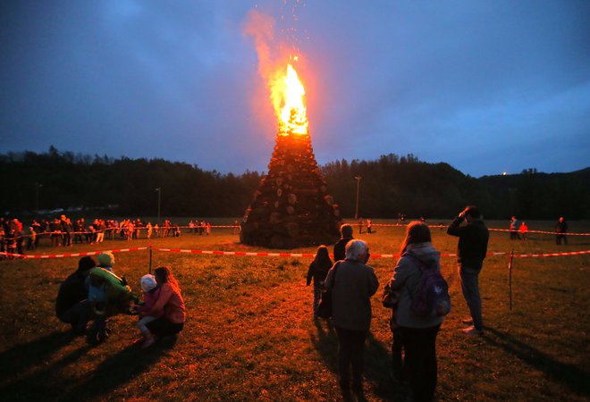 Lani so bila kresovanja povsem prepovedana, letos pa večje prireditve onemogoča odlok o prepovedi zbiranja več kot desetih ljudi. FOTO: Jože Suhadolnik/Delo