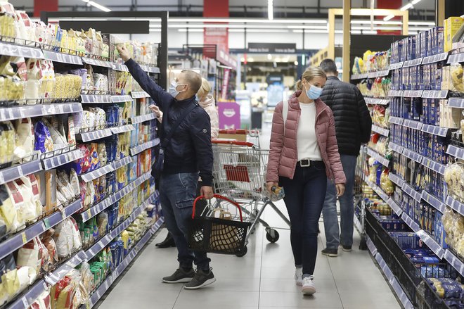 Zaradi težav pri dobavah vhodnih materialov in podražitvah surovin lahko tudi v prihodnje pričakujemo podražitve hrane in drugih izdelkov. FOTO: Leon Vidic/Delo