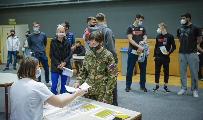 Gorska kolesarka Tanja Žakelj v vojašnici Edvarda Peperka v Ljubljani. FOTO: Jože Suhadolnik