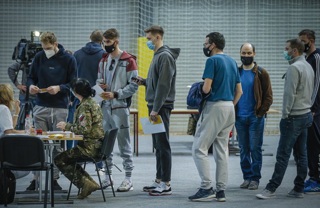 Olimpijci so opravili cepljenje v vojašnici Edvarda Peperka v Ljubljani. FOTO: Jože Suhadolnik