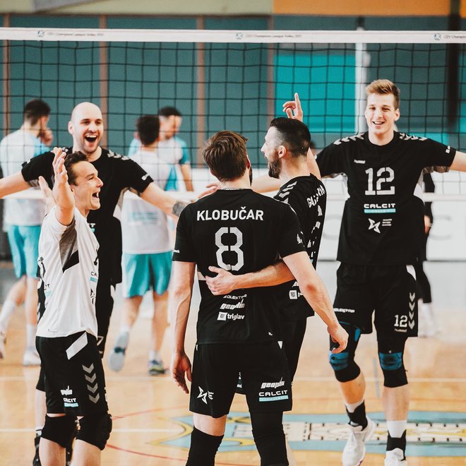 Odbojkarji kamniškega Calcita so s prepričljivo zmago v finalu pokalnega tekmovanja proti moštvu ACH Volley osvojili prvo lovoriko v sezoni. FOTO: Facebook