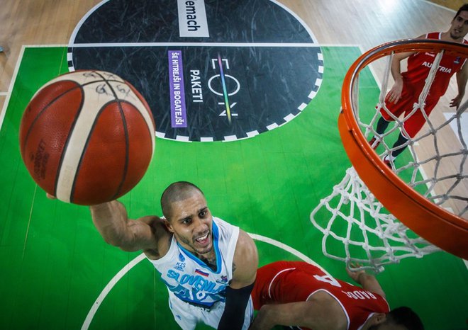 Slovenski košarkarski reprezentant Jordan Morgan ni mogel pomagati Unicsu v finalu evropskega pokala, v katerem je bil od Unicsa boljši Monaco, in najbrž tudi Sloveniji junija ne bo mogel pomagati v bitki za Tokio.&nbsp; FOTO: Fiba