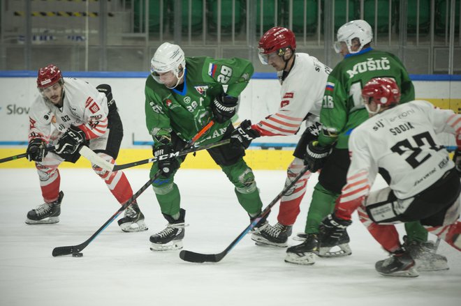 Pvo dejanje finala državnega prvenstva je pripadlo jeseniškim hokejistom. FOTO: Jure Eržen/Delo