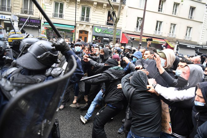 V Parizu je protetsnike napadla policija. FOTO: Alain Jocard/AFP