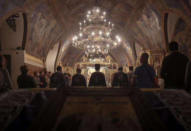 Pravoslavni verniki se na veliko noč pripravljajo s sedemtedenskim postom, med katerim v ospredju ni zgolj odrekanje hrani, ampak tudi odrekanje slabim dejanjem, poudarek je na molitvi. FOTO: Oliver Bunić/AFP