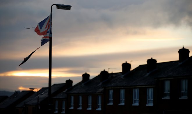 Brexit je na Severnem Irskem povzročil nemalo težav, ki so se najbolj jasno kazale s postopnim utrjevanjem unionističnih oziroma nacionalističnih stališč; in navsezadnje tudi s povečevanjem sektaškega nasilja na ulicah Belfasta in nekaterih drugih mest. Foto: Phil Noble/Reuters