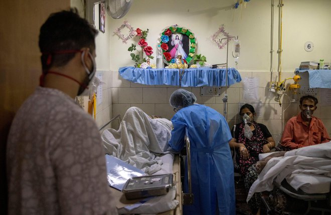 V kriznih razmerah, kakršne vladajo v Indiji, je dejstvo, da so zdravstvene storitve brezplačne, povsem brez pomena.<br />
FOTO: Danish Siddiqui/Reuters