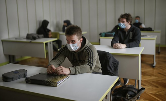 Maturanti bodo v skladu z odlokom letos maturo pisali z maskami. FOTO: Blaž Samec