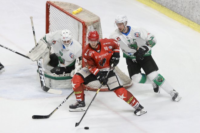 Žan Us je pred dvema letoma branil v finalu DP za Olimpjjo, zdaj pa je bil junak uvodne tekme v vratih Jesenic. FOTO: Voranc Vogel/Delo