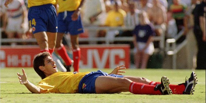 Andresa Escobarja je zadetek v lastno mrežo na SP 1994 stal življenja, na fotografiji v nesrečnem trenutku, ko je dojel, da je dosegel avtogol. FOTO: fifa world cup